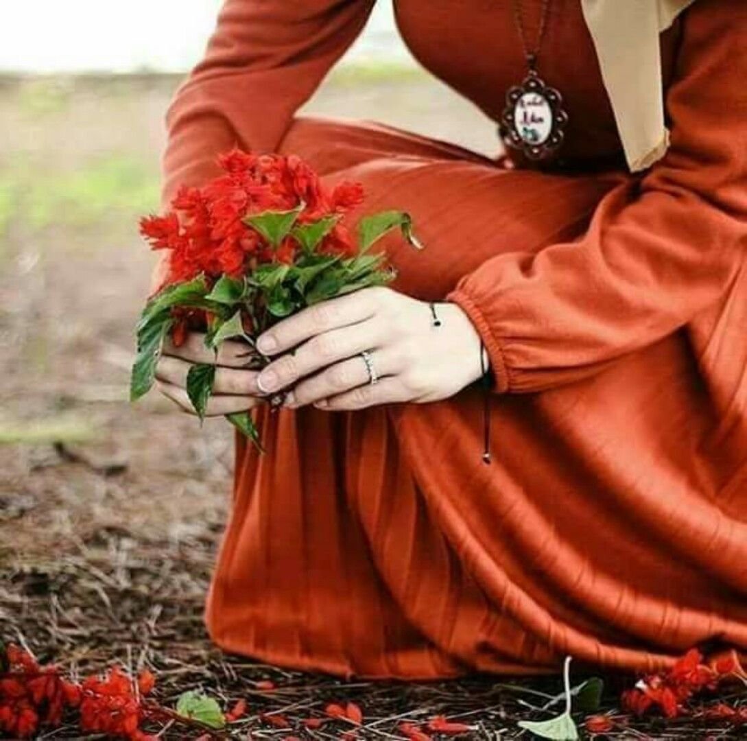Мусульманка с цветами в руках