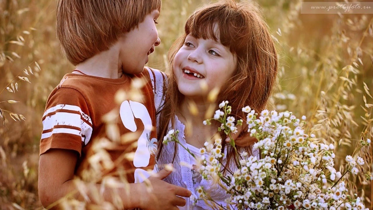 Девочка и цветок рассказ. Мальчик и девочка с цветами. Мальчик дарит девочке цветы. Мальчик Дари девочке цветы.