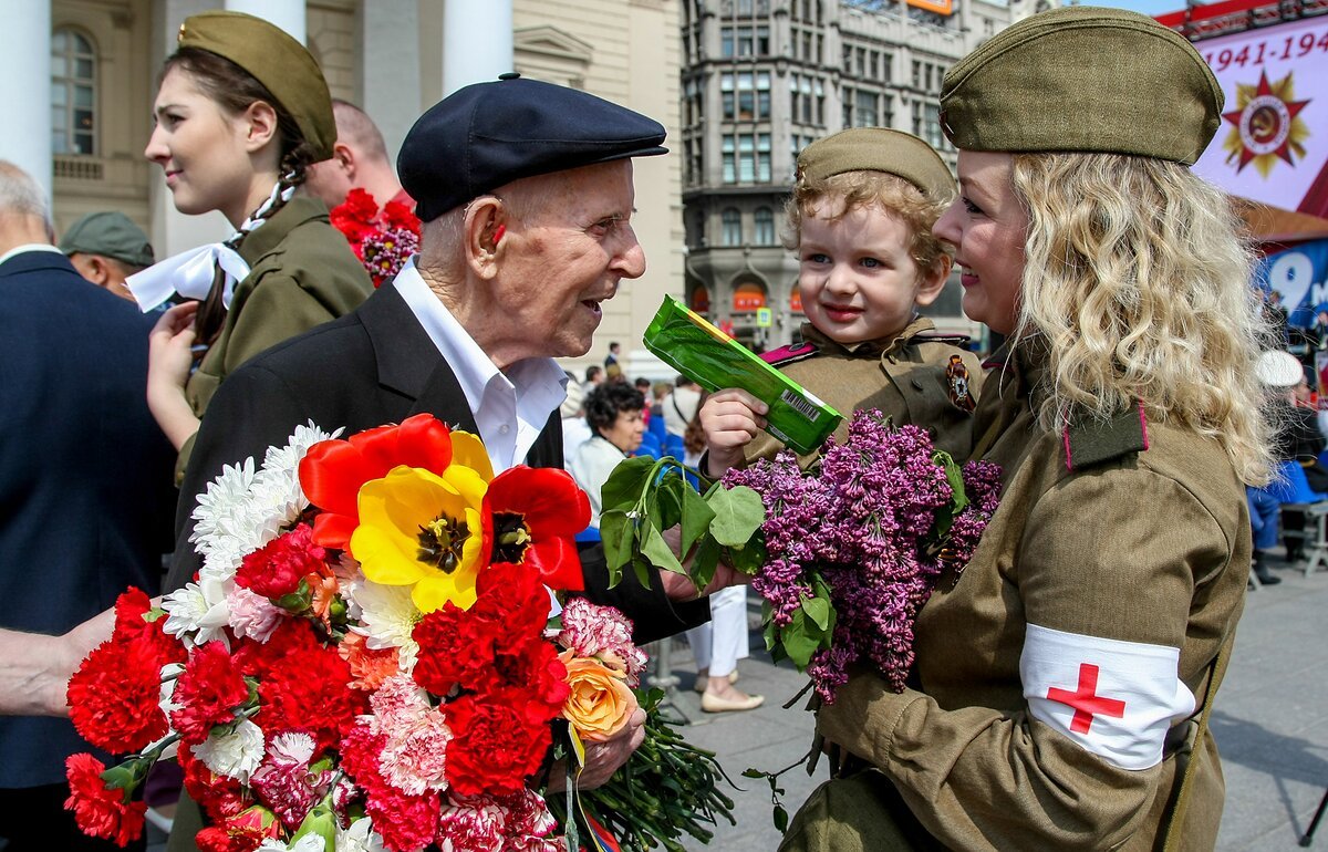 Идти на встречу с ветераном. Цветы ветеранам. Ветераны на параде Победы. Ветераны на параде 9 мая. Цветы на 9 мая.