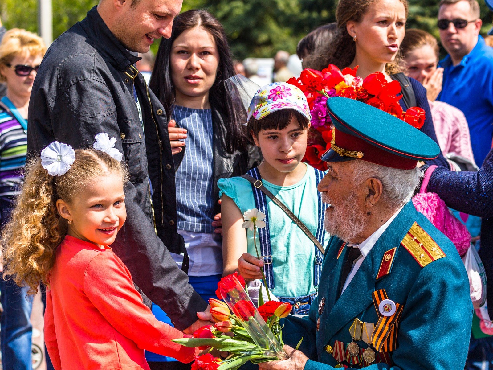 Когда поздравляют ветеранов. День Победы ветераны и дети. Цветы ветеранам. Ветеранам дарят цветы. Ветераны с цветами.