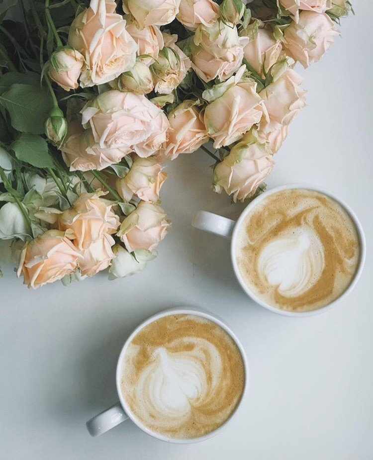 Картинка доброе утро с кофе и цветами. Утренние цветы. Кофе и цветы. Нежный букет и кофе. Кофе с цветами.