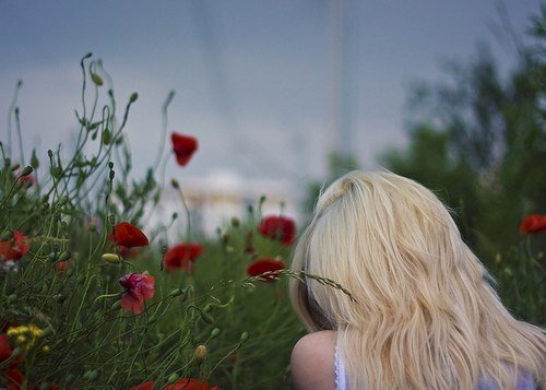 Блондинка с короткими волосами с цветами