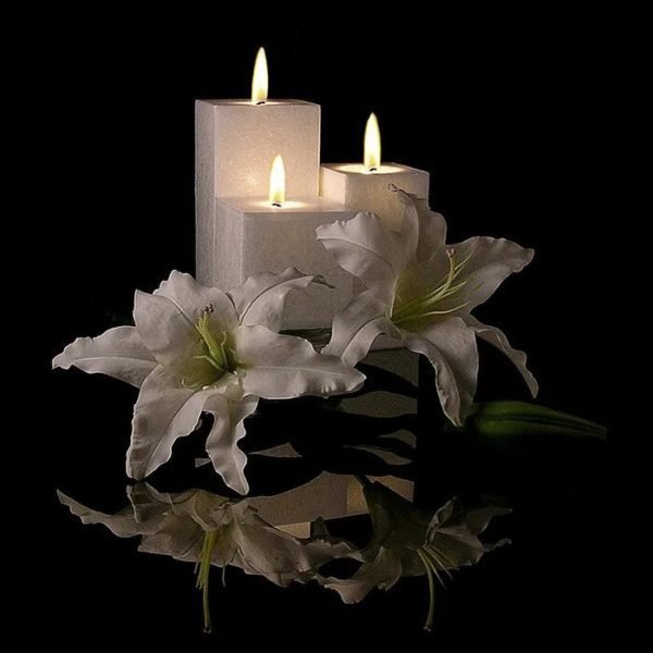 Траурные свечи и цветы