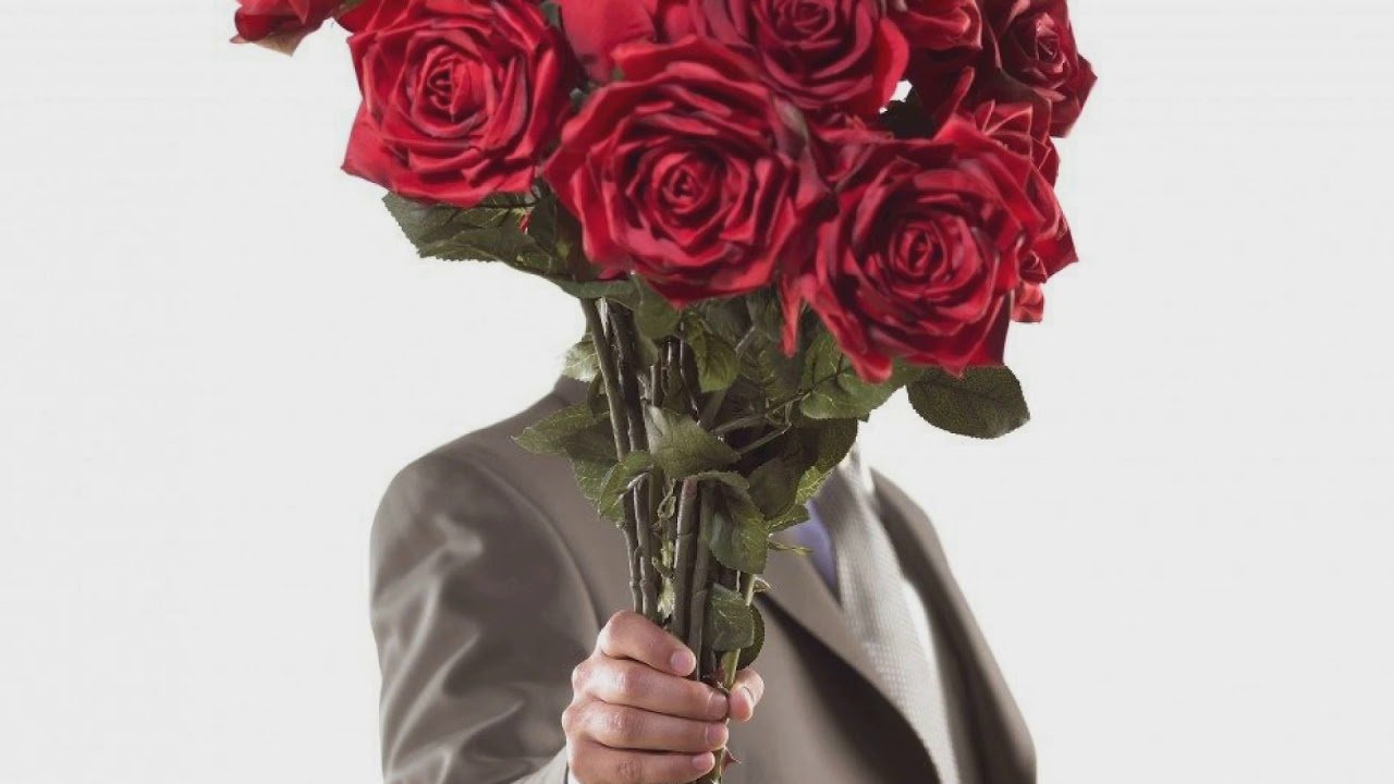 Дарите женщинам цветы jazzdauren где послушать. Мужчина с цветами. Мужчина дарит цветы. Букет цветов для мужчины. Мужчина дарит букет цветов.