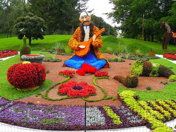 Клумба с цветами и скульптуры