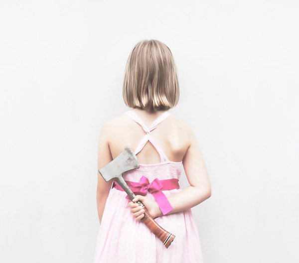 Эмма Стоун с ножом