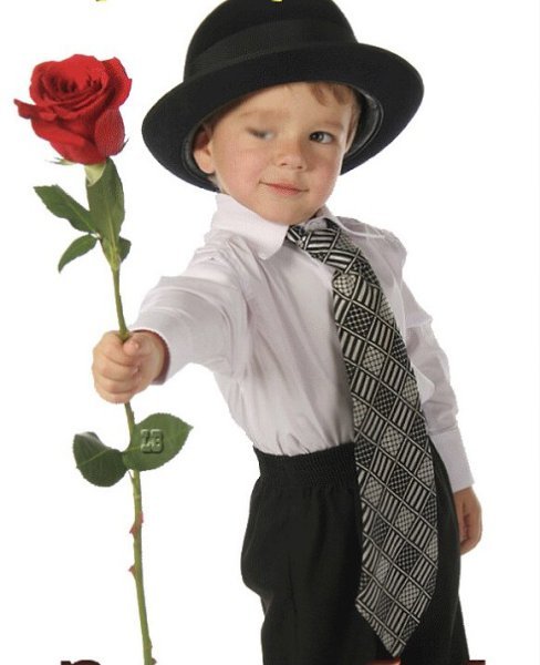 Мальчик адавлиет девочку