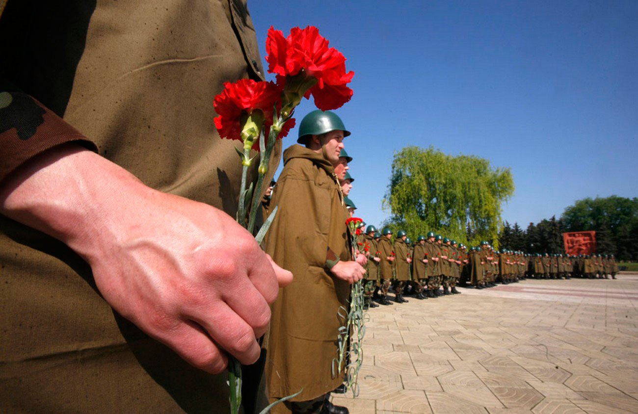 Картинка солдата на 9 мая. День Победы солдаты. 9 Мая солдат. День Победы фото. Солдат с цветами.