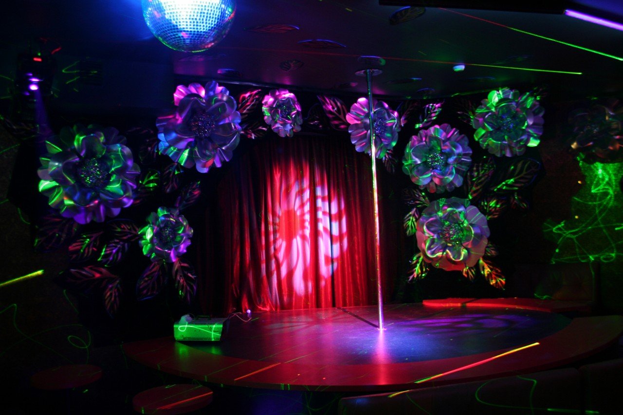 Клубные цветы. Оформление сцены в клубе. Клубные декорации. Оформление сцены ночного клуба. Украшение ночного клуба на новый год.