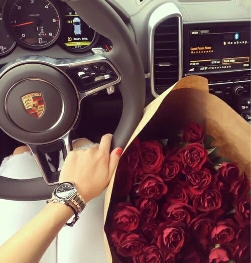 Девушка в машине