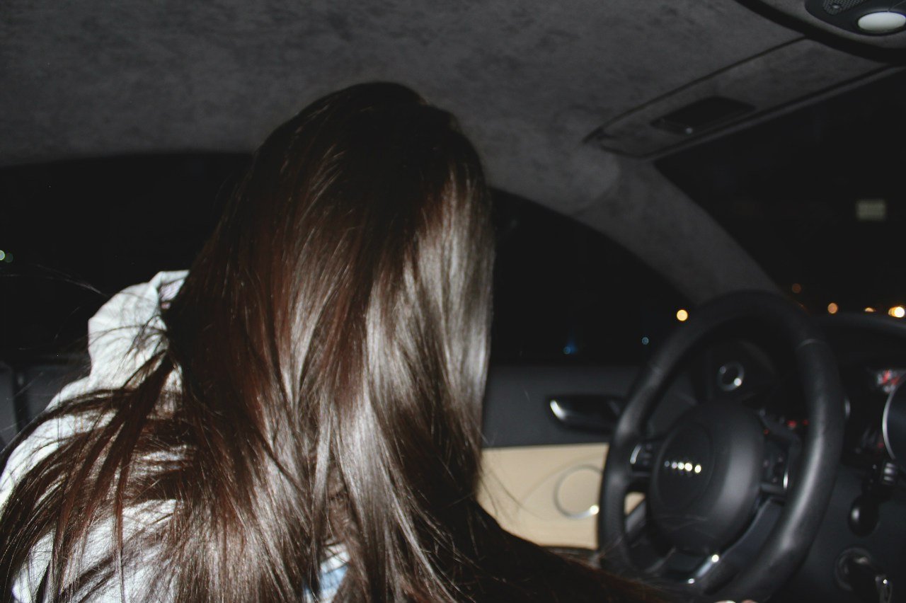 картинки девушек со спины в машине
