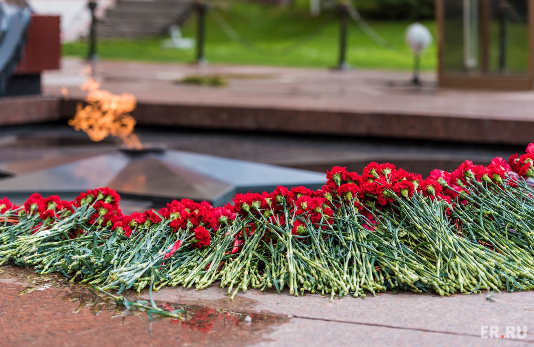 Возложение цветов к памятнику какие цветы. Возложение цветов к могиле неизвестного солдата. Возложение цветов памятника могила неизвестного солдата. Цветы у могилы неизвестного солдата. Цветы у памятника неизвестному солдату.