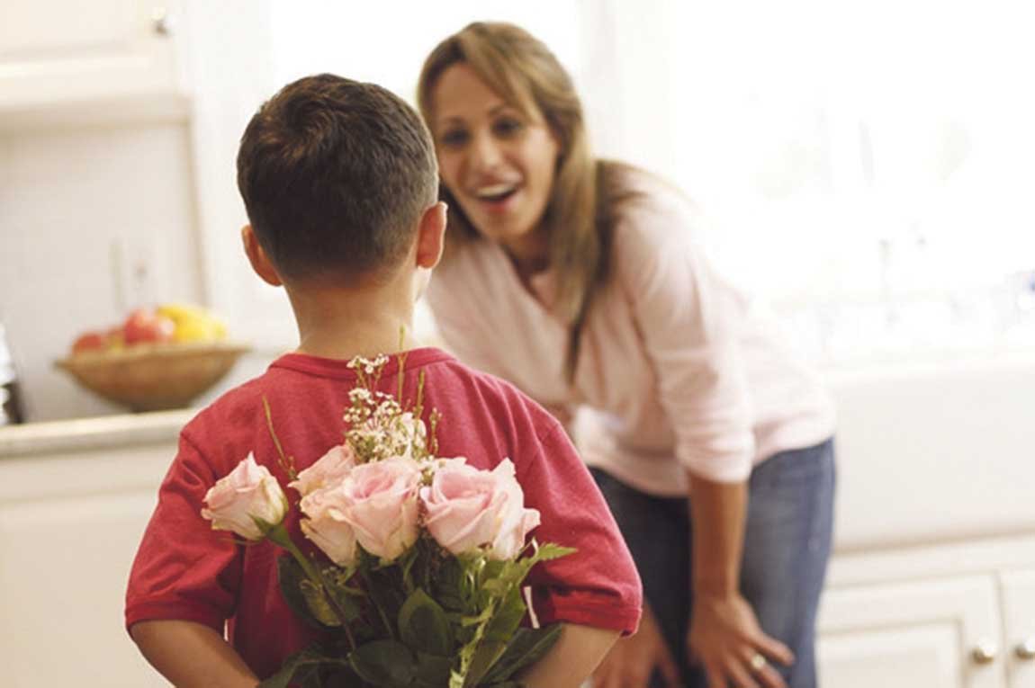 День сыновей картинки маме. Ребенок дарит цветы маме. Мальчик дарит цветы маме. Ребенок дарит подарок маме. Дети поздравляют маму.