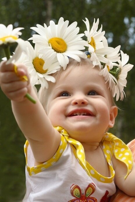 Подарю улыбку подарю цветы. Улыбка ребенка. Ребенок улыбается. Девочка в ромашках. Ромашка для детей.