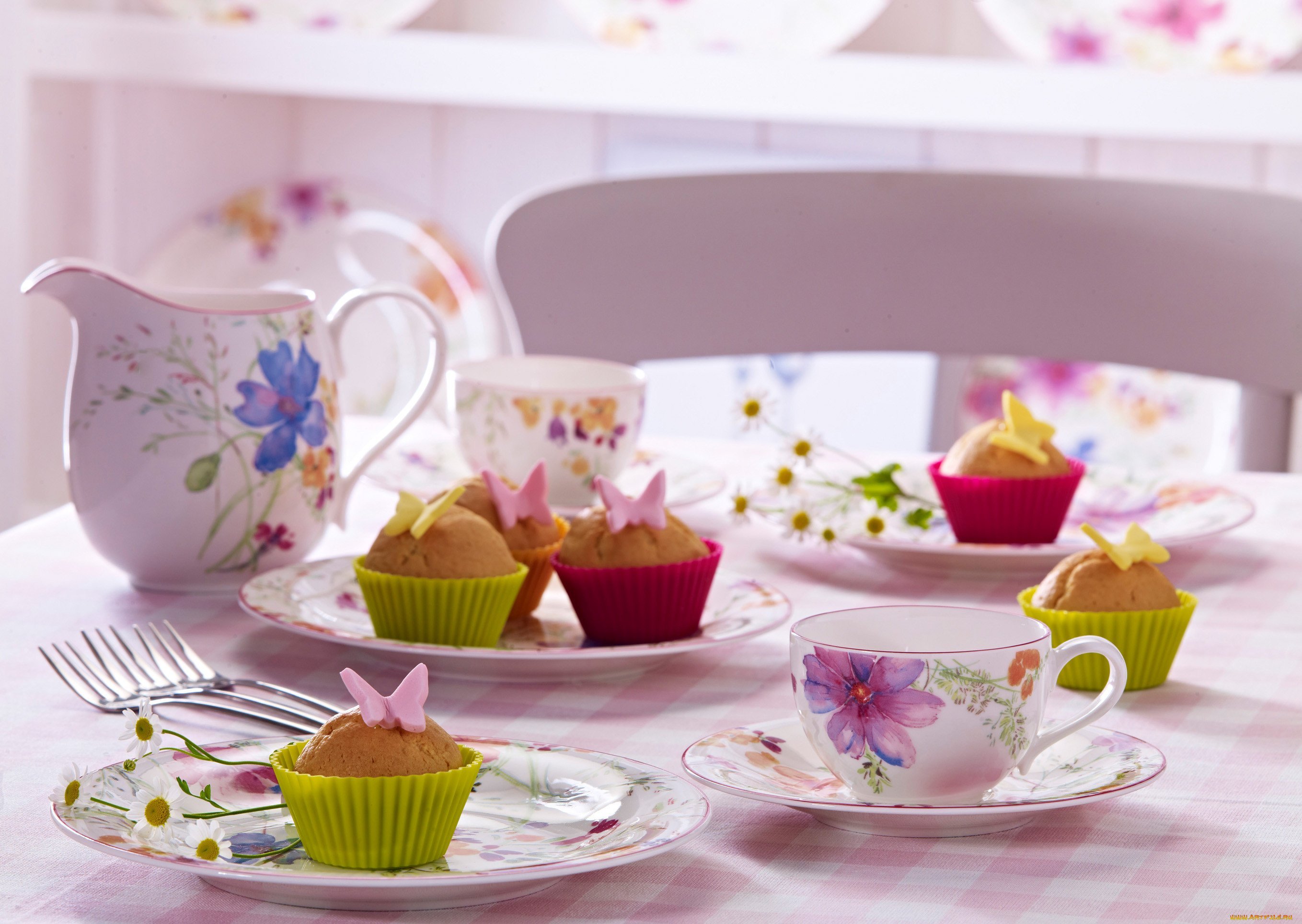 Cups flowers. Чаепитие. Красивая посуда на столе. Чай и пирожное. Завтрак с красивой посудой.