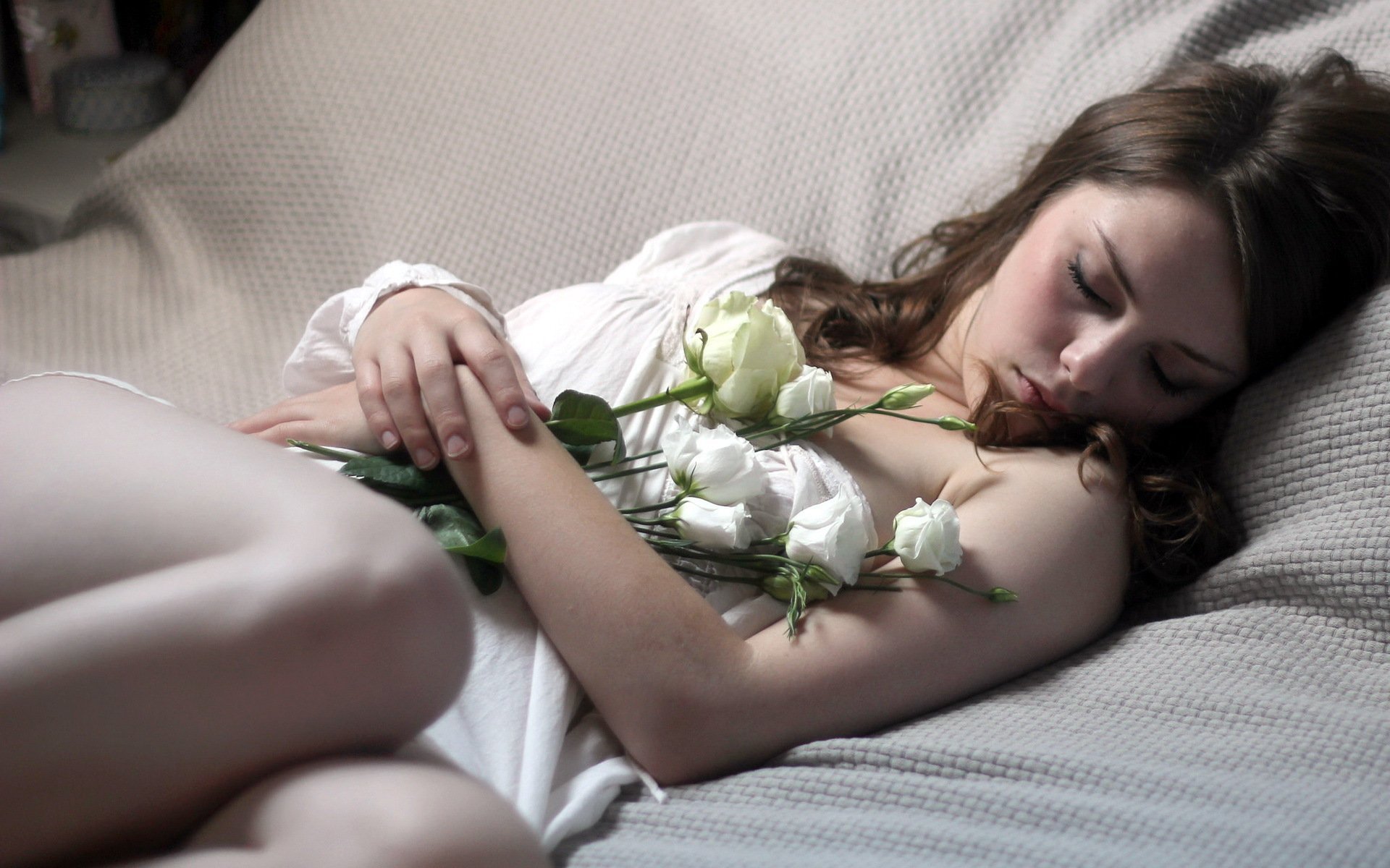 Розы спи любимая. Цветы в постель. Девушка с белыми розами. Девушка в постели с цветами.