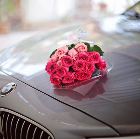 Букет цветов в машине БМВ