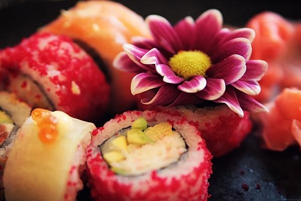 Роллы и цветы