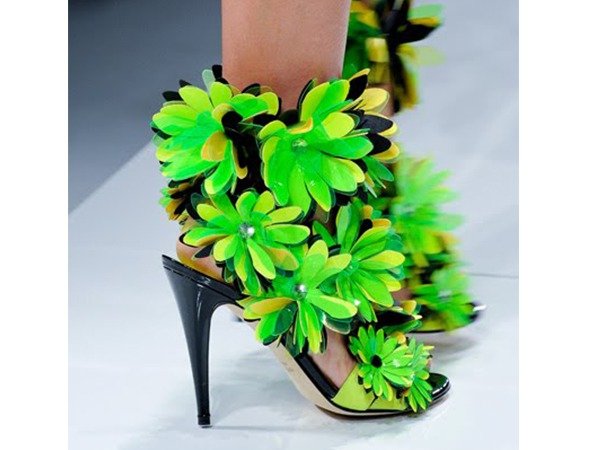 Летние босоножки на каблуке