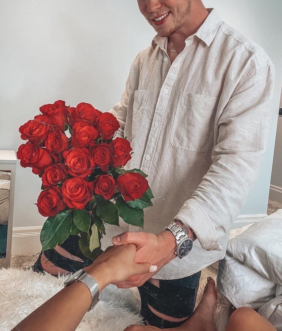Мужчины дарят без. Мужчина дарит цветы. Девушке дарят цветы. Парень дарит девушке цветы. Мужчина дарит букет цветов.