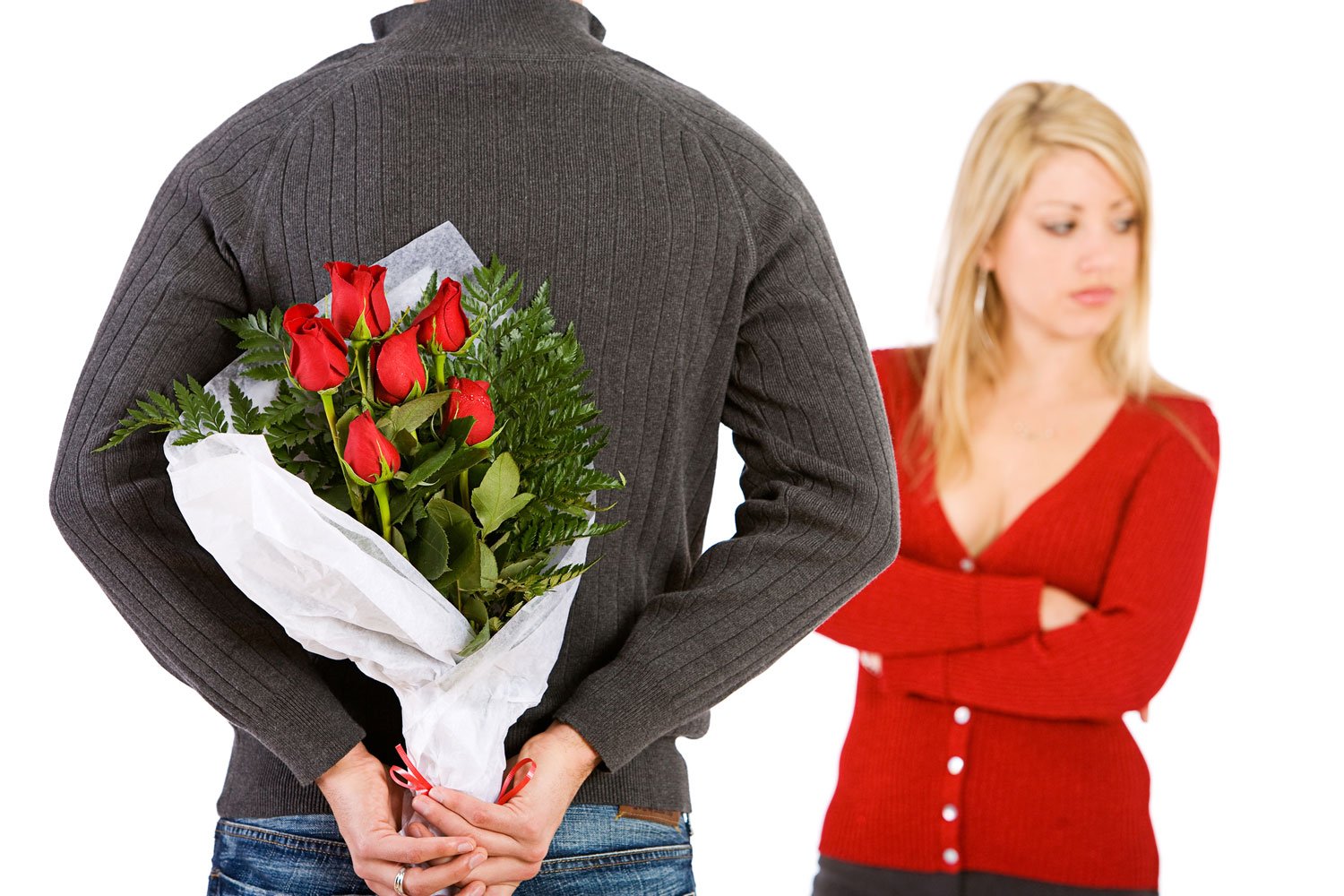 Подарил жене любовницу. Мужчина дарит цветы женщине. Парень дарит девушке цветы. Мужчина с цветами. Цветы подарок для девушки.