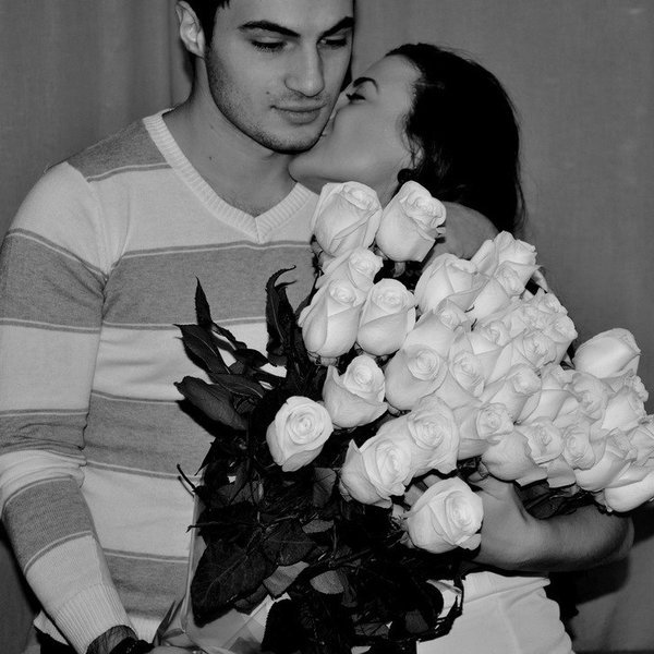 Парень дарит девушке цветы