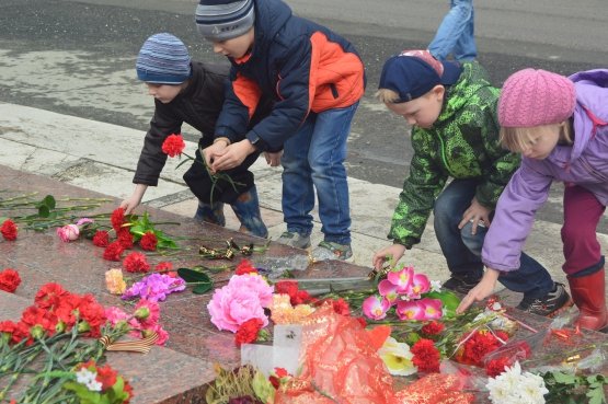 Возложение цветов Дербышки вечный огонь