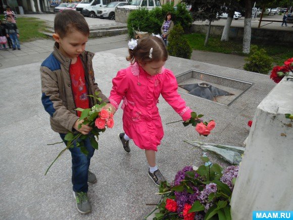 Дети возлагают цветы