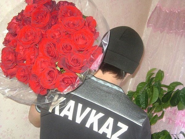 Кавказец с розами