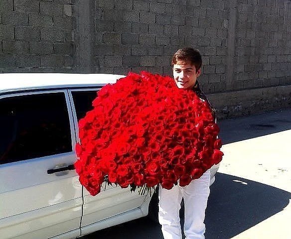 Мальчик с огромным букетом