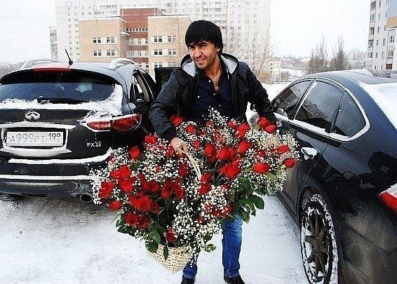 Кавказские парни с цветами