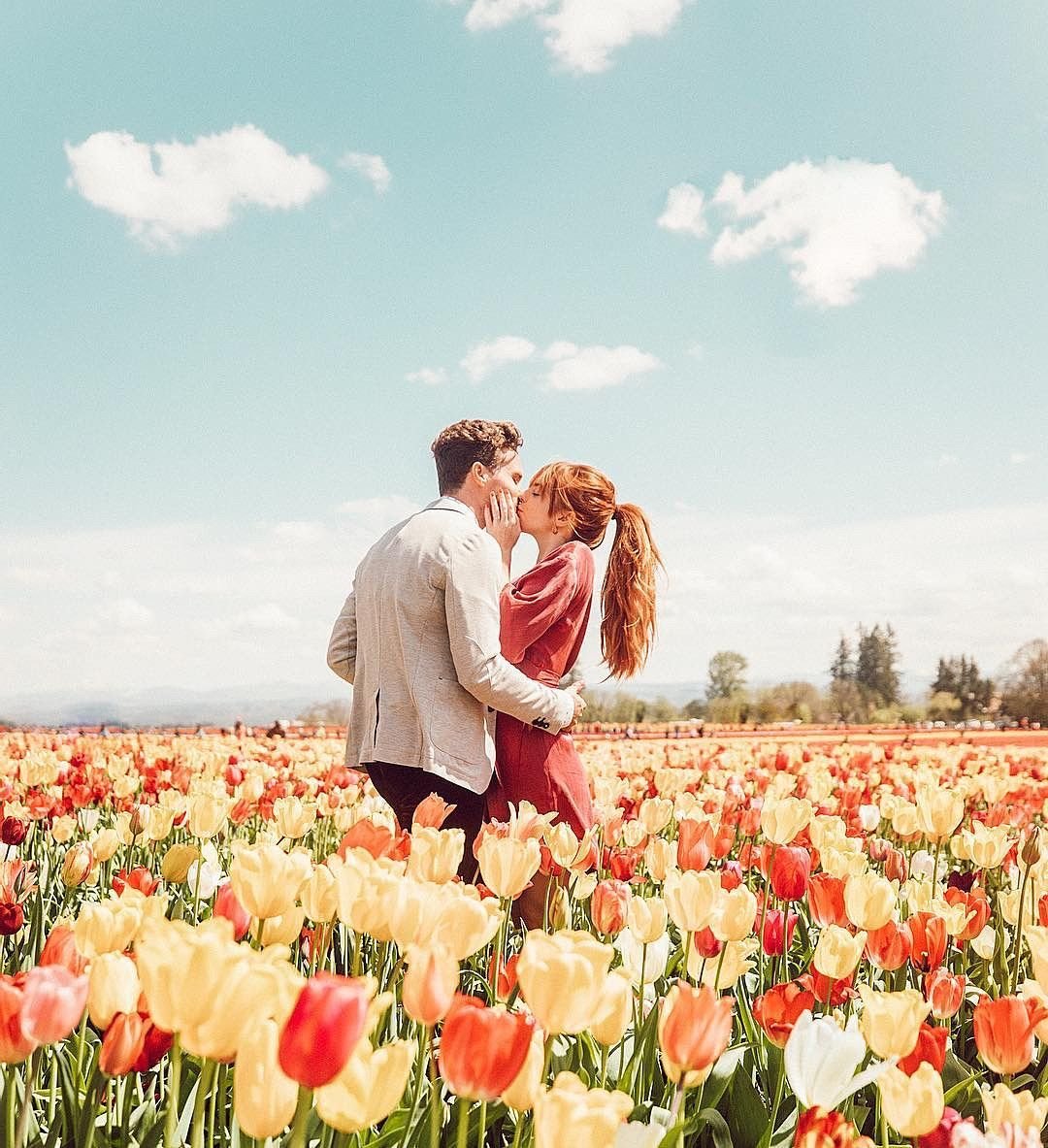 Kiss flowers. Счастливые влюбленные. Влюбленные в цветах. Влюбленные и тюльпаны.
