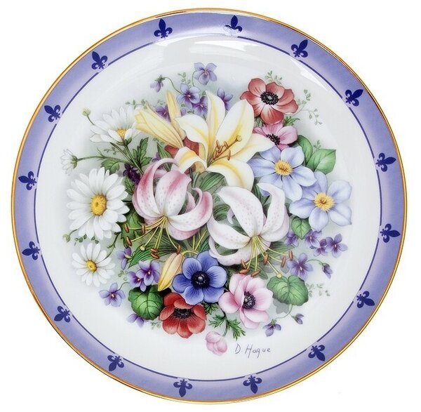Фарфоровая тарелка с цветами