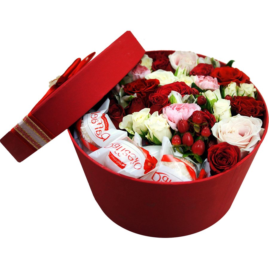 Заказать букет с доставкой в новосибирске. Розы сердце в шляпной коробке с Рафаэлло. Букет в круглой коробке. Коробка с цветами и конфетами. Цветы с конфетами в коробке.