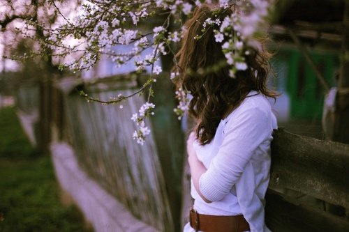 Девушка с русыми волосами зимой