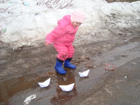 Бегут ручьи кораблики