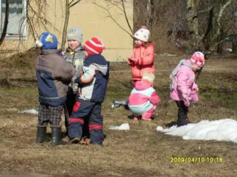 Дети на прогулке весной