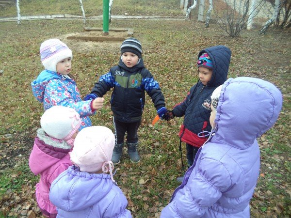 Дети на прогулке