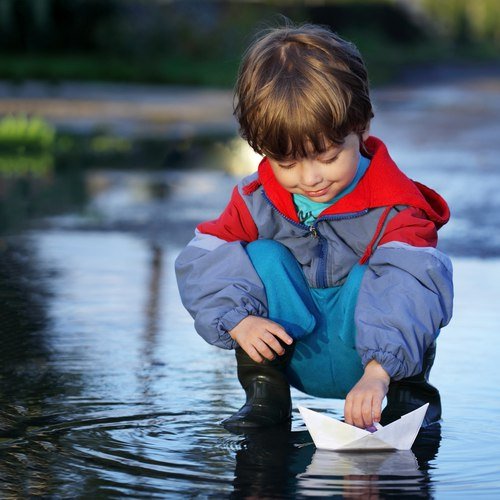 Ребенок с бумажным корабликом