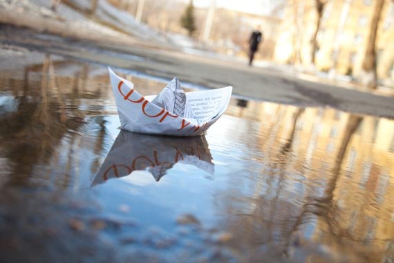 Кораблик по реке