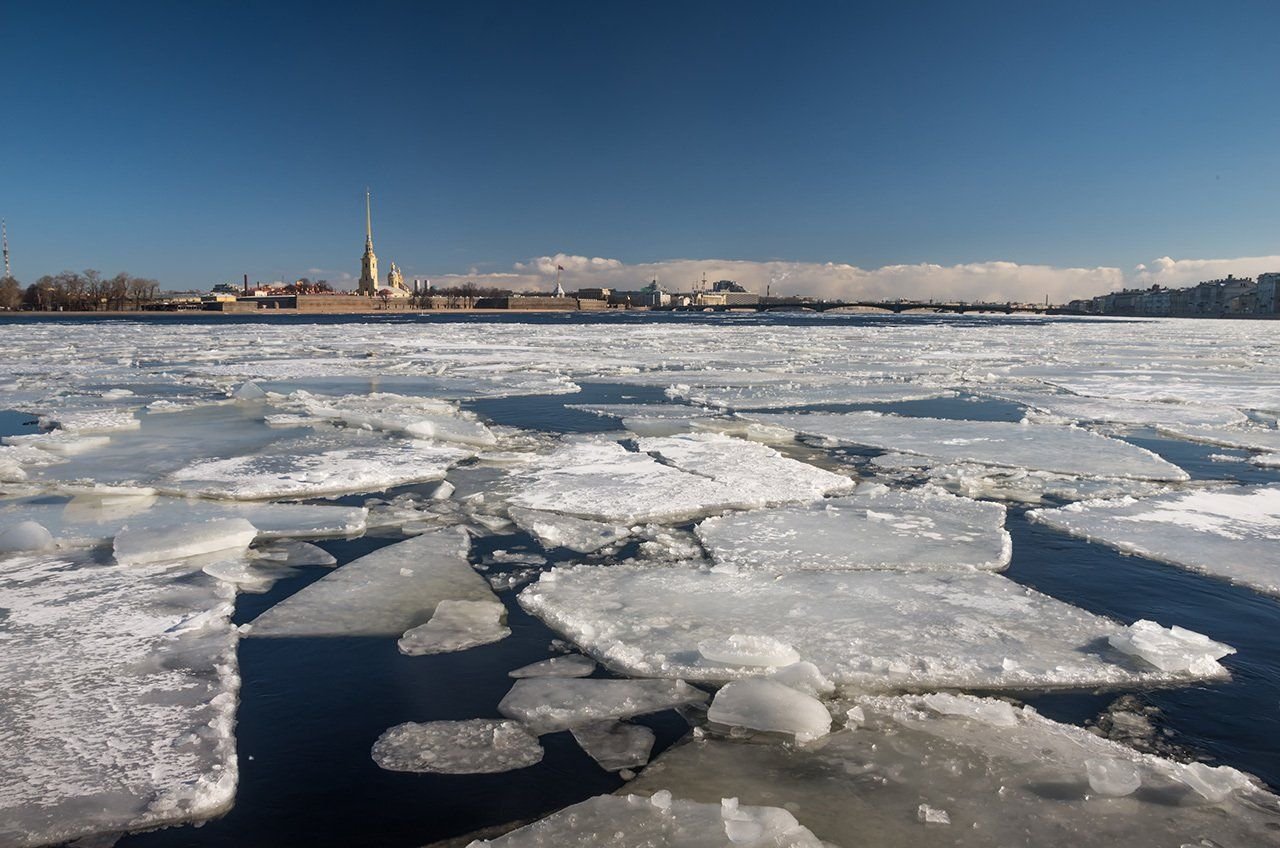 Таяние льда на водоемах. Ледоход на реке Волга. Набережная Самара ледоход. Ледоход Репина.