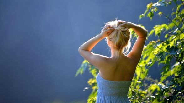 Силуэт девушки светлый