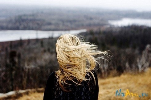 Девушка в весеннем саду