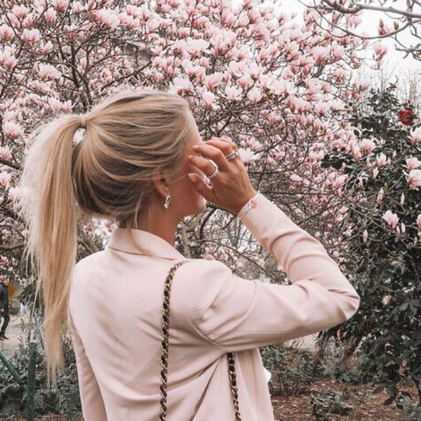 Девушка со светлыми волосами в лесу