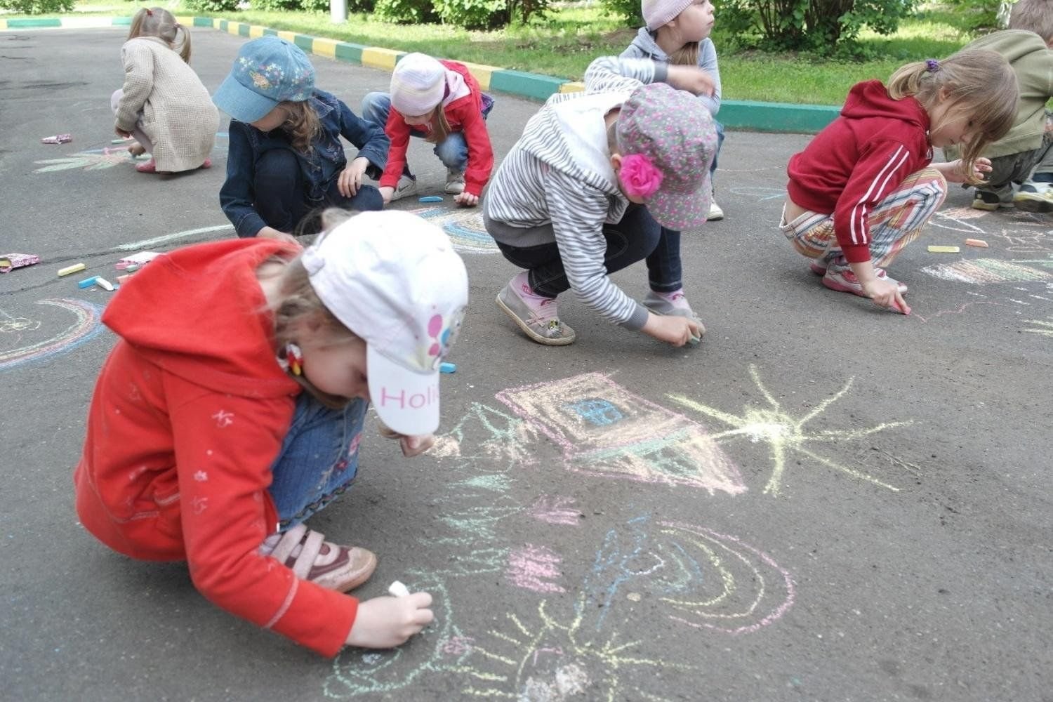 Новости для детей игры. Рисование на асфальте в ДОУ. Рисование мелками на асфальте. Рисование на улице в ДОУ. Весенние игры для детей.