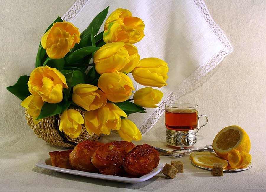 Доброе весеннее утро с тюльпанами картинки. Тюльпаны и кофе. С добрым утром желтые тюльпаны. Доброе утро с желтыми тюльпанами. Доброго солнечного утра тюльпаны.