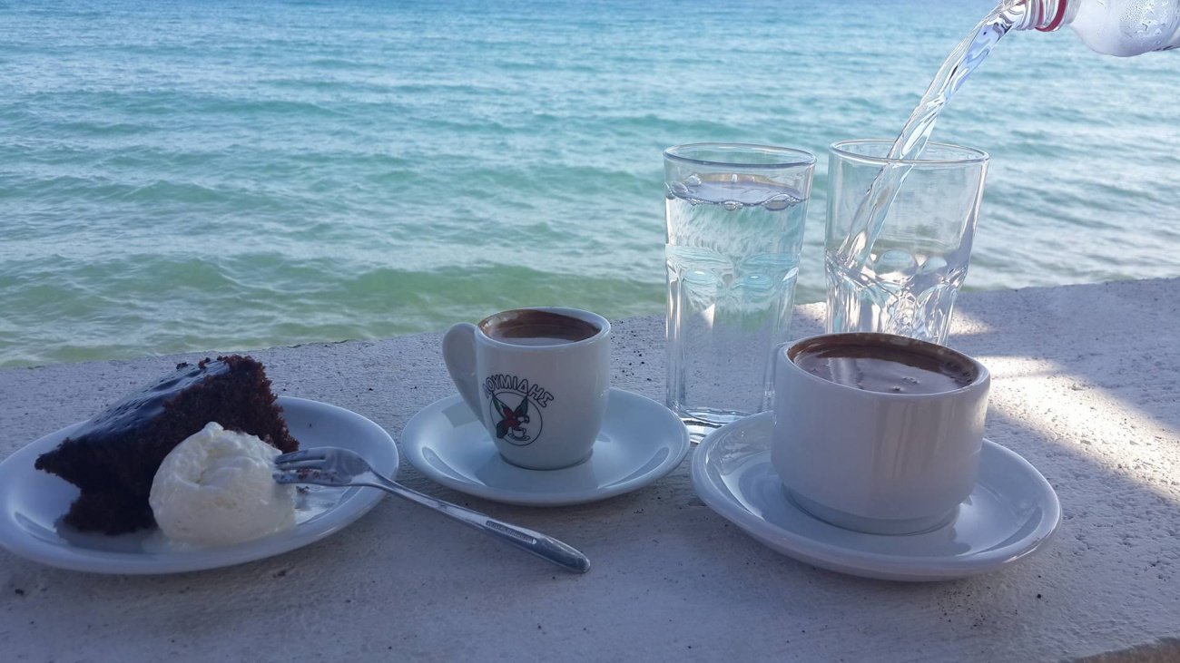 Sea cup. Чашечка моря. Чашка кофе на море. Кофе и море. Утро на море.