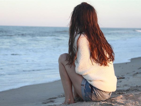 Блондинка на море со спины