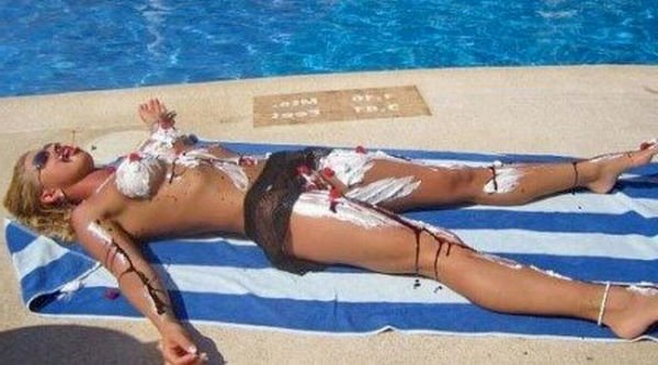 Смешные загорающие на пляже