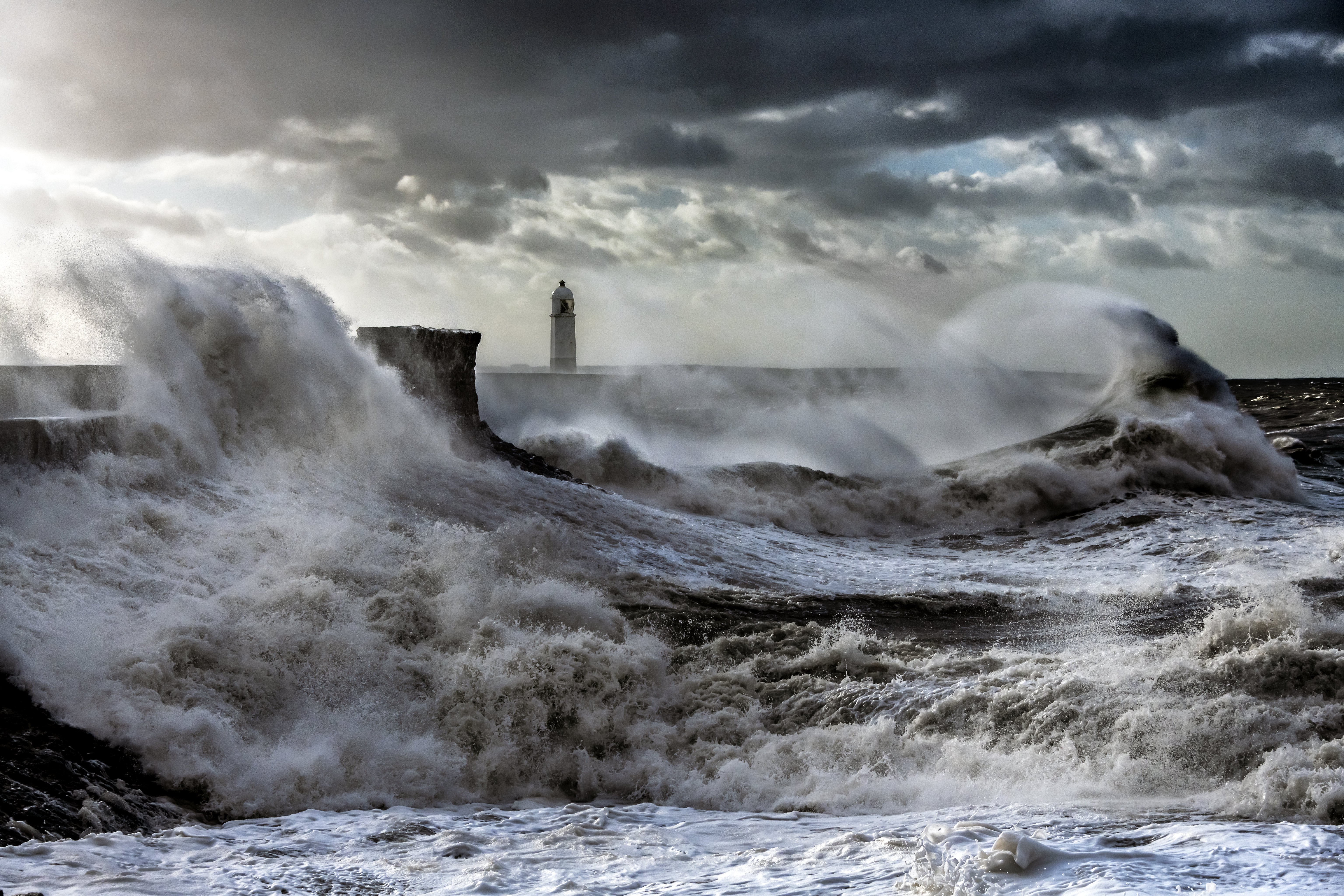 Через 2 шторм. Энди Симмонс пейзаж море шторм. Море шторм волны Маяк. Тайнмут Великобритания Маяк шторм. Португалия-скалы шторм.